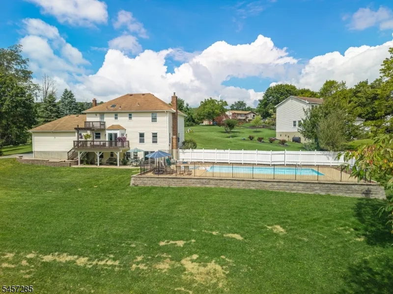 17 Telfer Dr Vernon, NJ 07418
