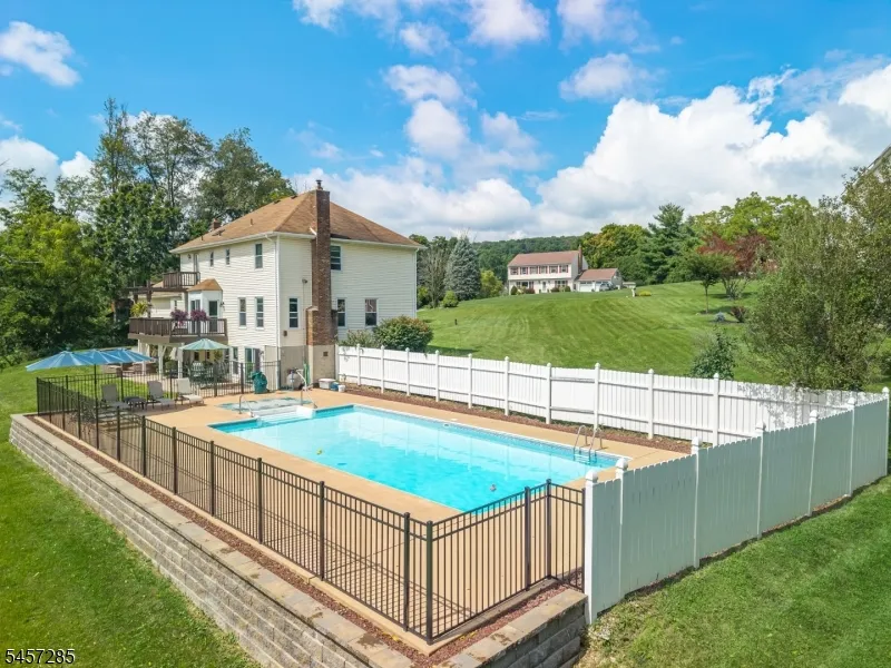 17 Telfer Dr Vernon, NJ 07418