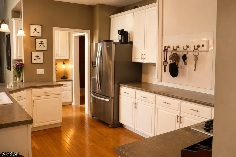 12 Brockton Ct Raritan, NJ 08551