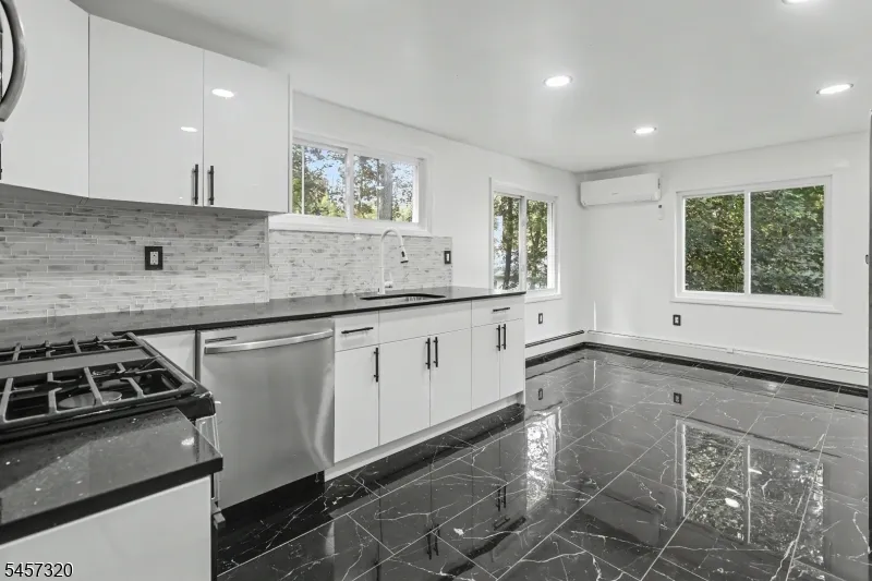 15 Cherry St Newton Town, NJ 07860