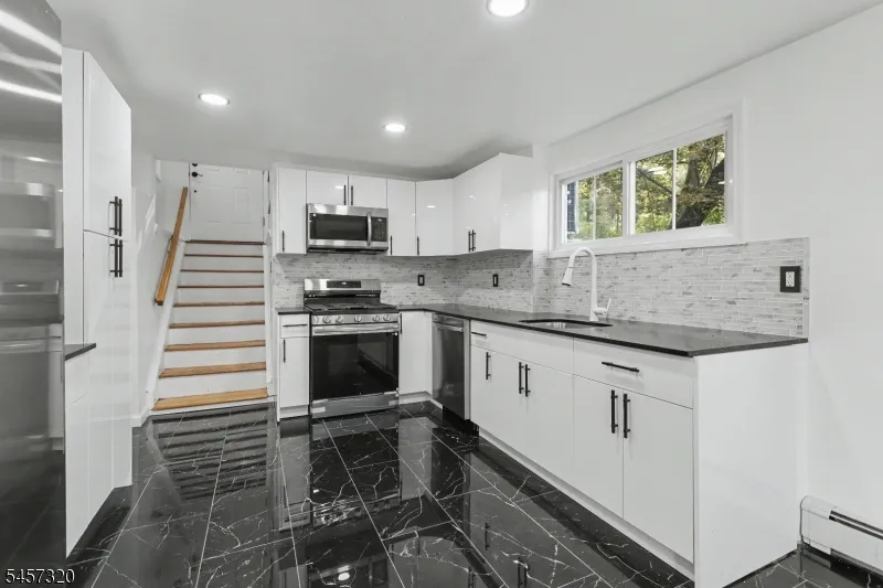 15 Cherry St Newton Town, NJ 07860