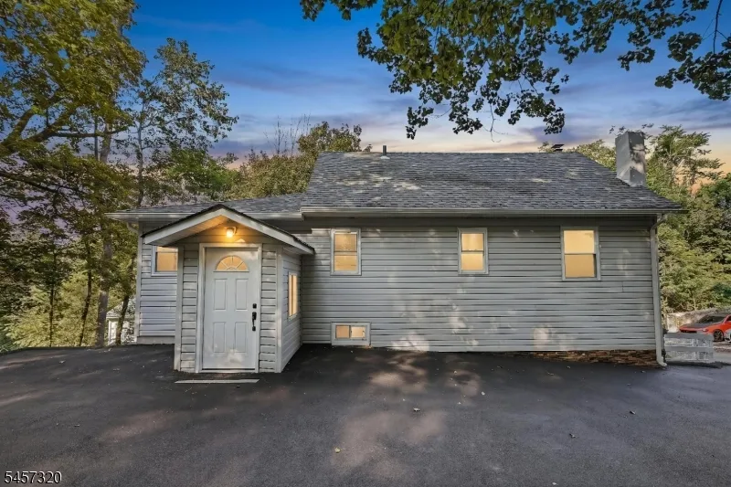 15 Cherry St Newton Town, NJ 07860