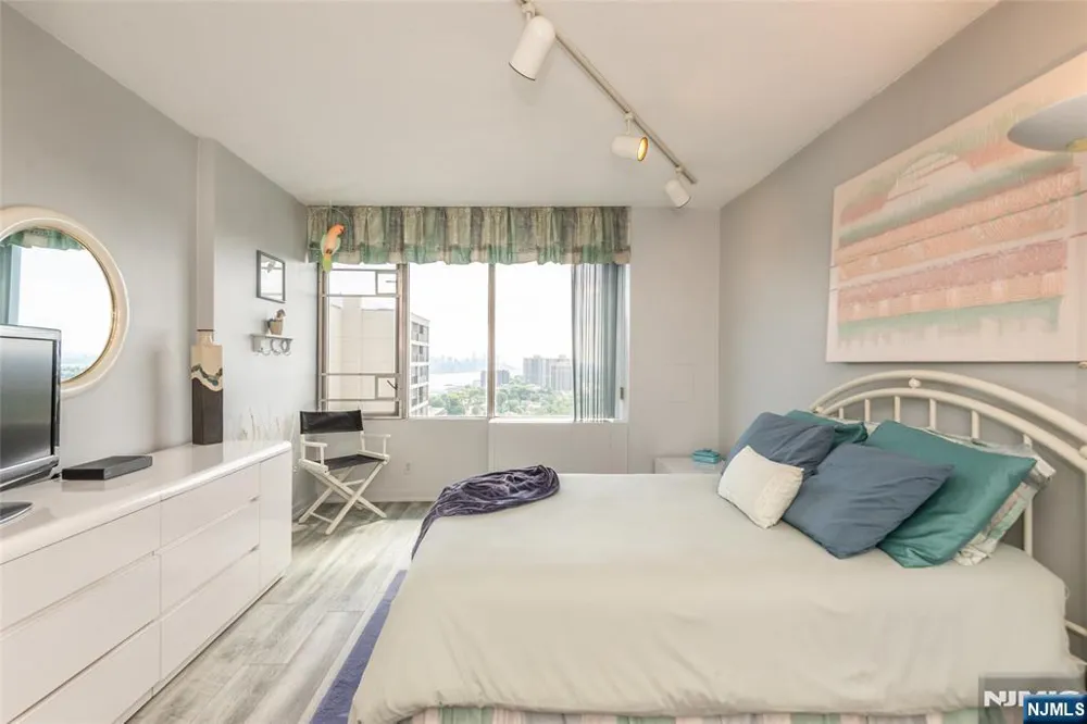 6 Horizon Road 2702 Fort Lee, NJ 07024