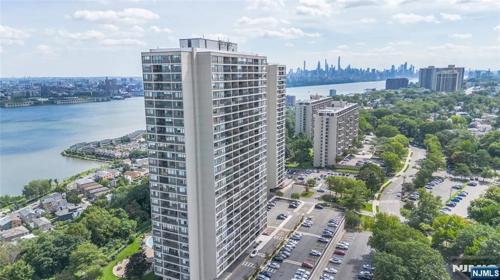6 Horizon Road 2702 Fort Lee, NJ 07024