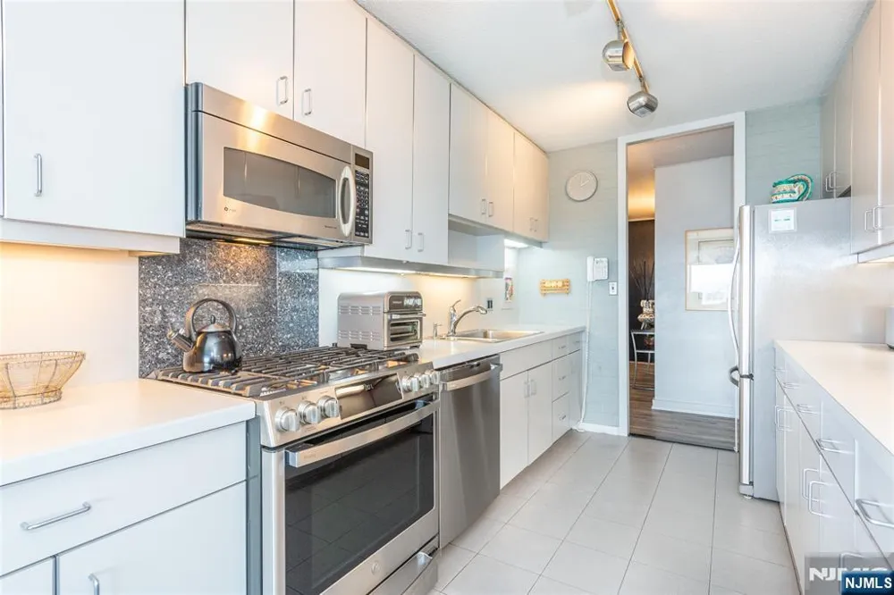 6 Horizon Road 2702 Fort Lee, NJ 07024