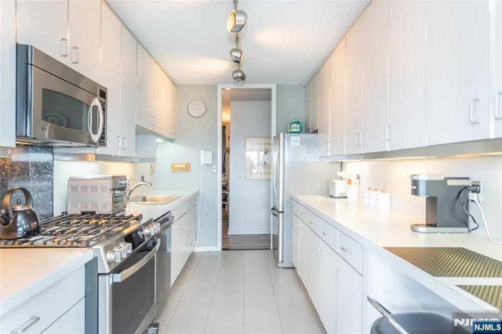 6 Horizon Road 2702 Fort Lee, NJ 07024