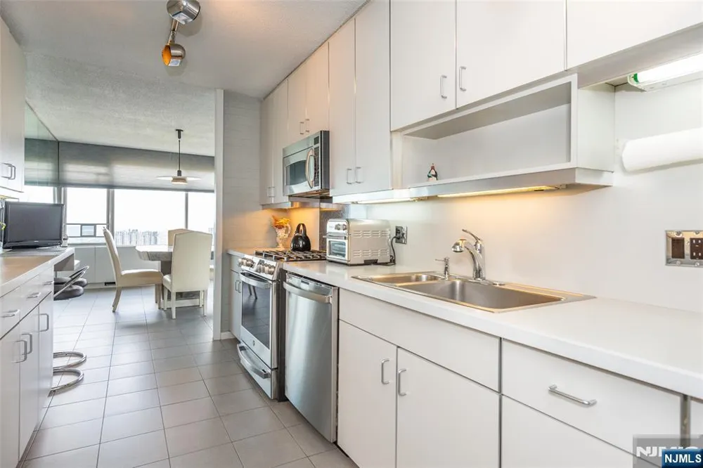 6 Horizon Road 2702 Fort Lee, NJ 07024