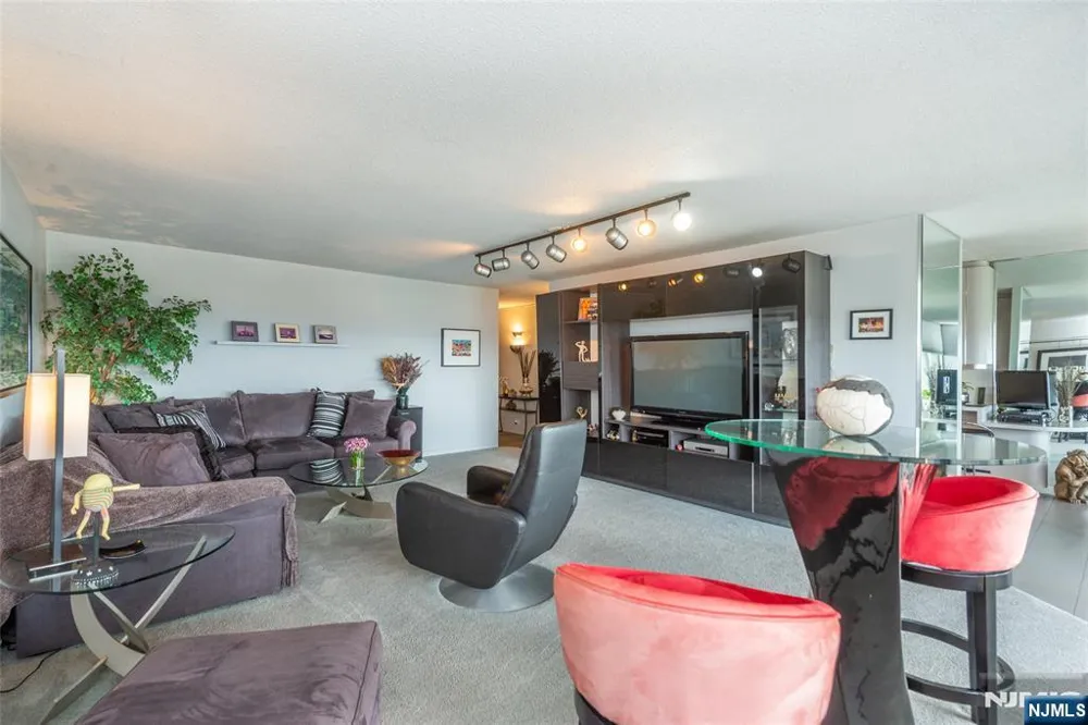 6 Horizon Road 2702 Fort Lee, NJ 07024