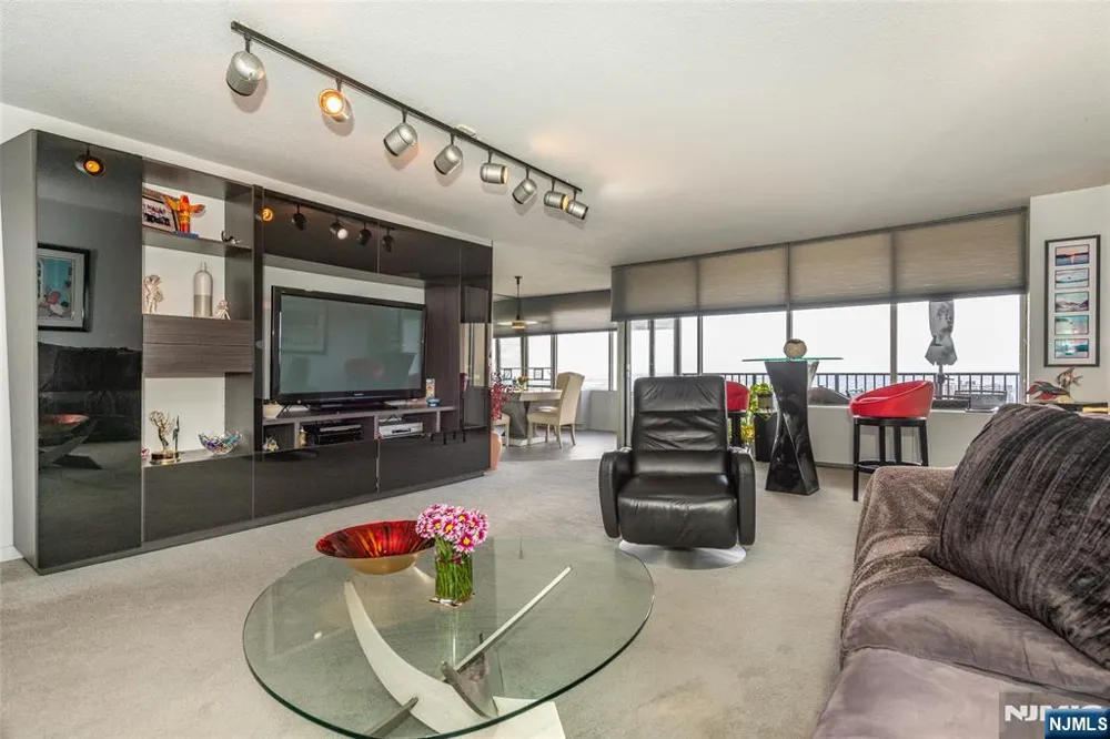 6 Horizon Road 2702 Fort Lee, NJ 07024