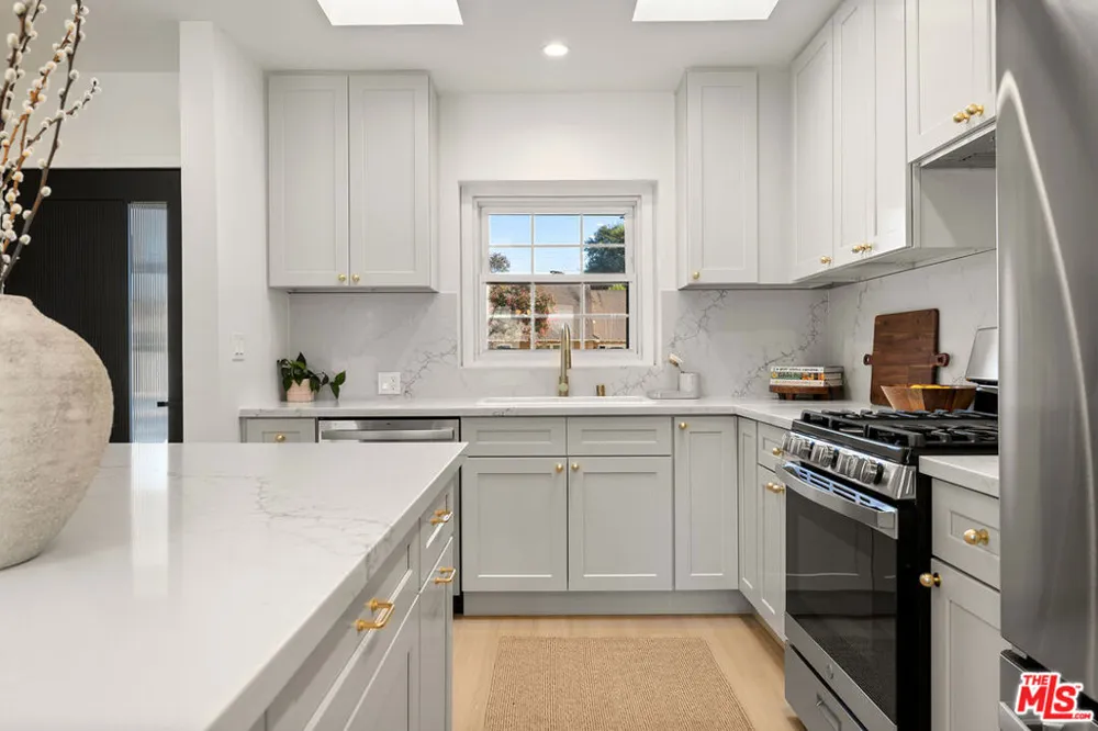 23649 Emelita Street Woodland Hills, CA 91367
