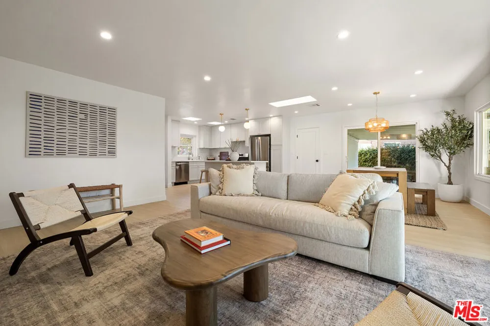 23649 Emelita Street Woodland Hills, CA 91367