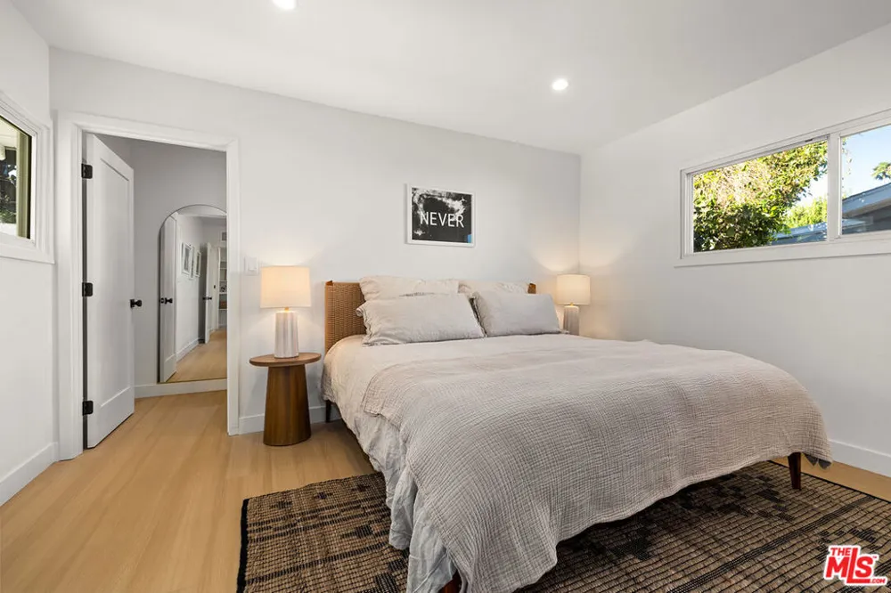 23649 Emelita Street Woodland Hills, CA 91367