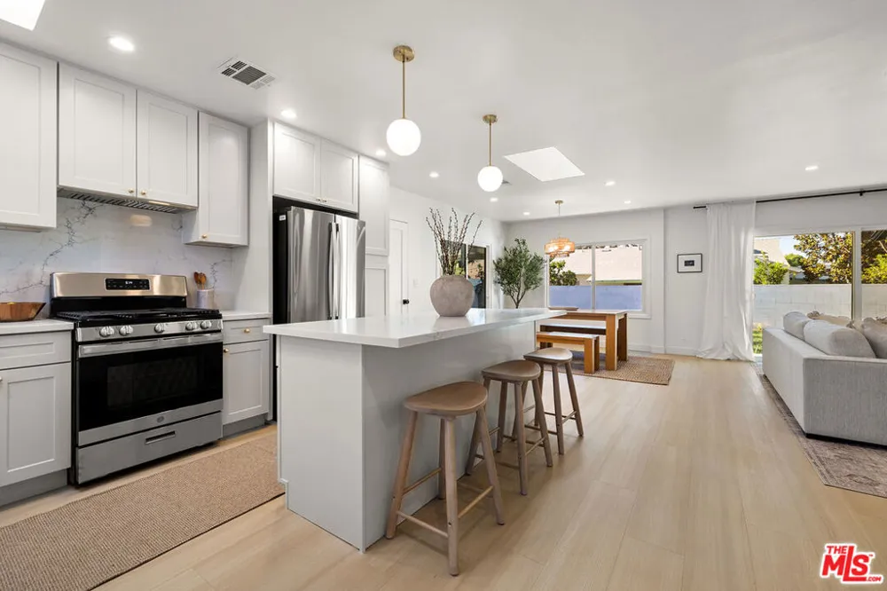 23649 Emelita Street Woodland Hills, CA 91367