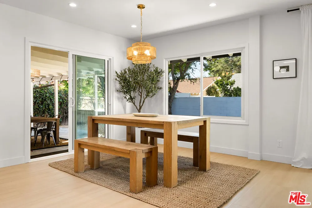 23649 Emelita Street Woodland Hills, CA 91367