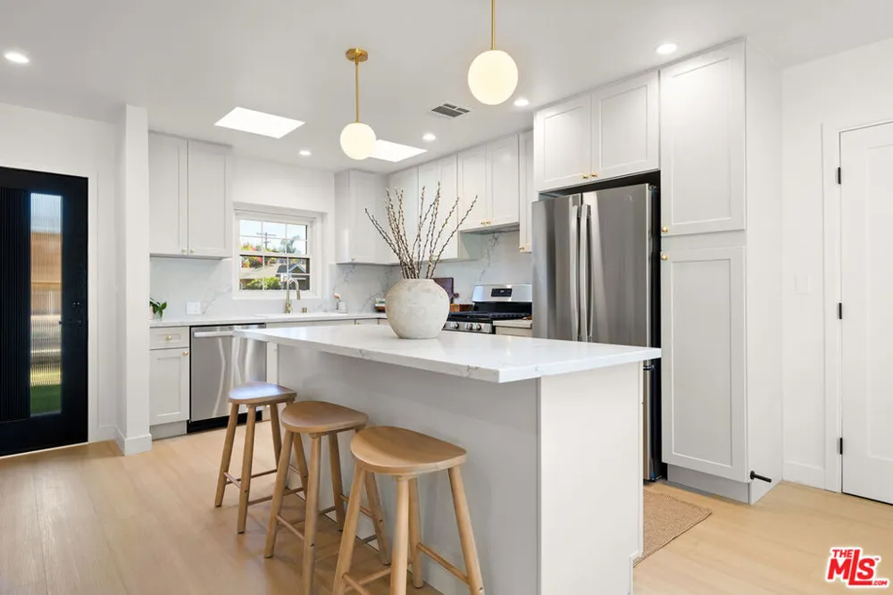 23649 Emelita Street Woodland Hills, CA 91367
