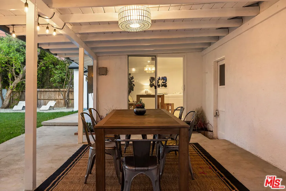 23649 Emelita Street Woodland Hills, CA 91367