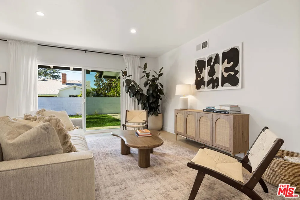 23649 Emelita Street Woodland Hills, CA 91367
