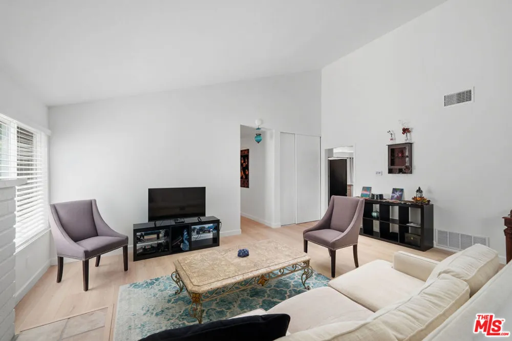 25347 Via Oriol Santa Clarita, CA 91355