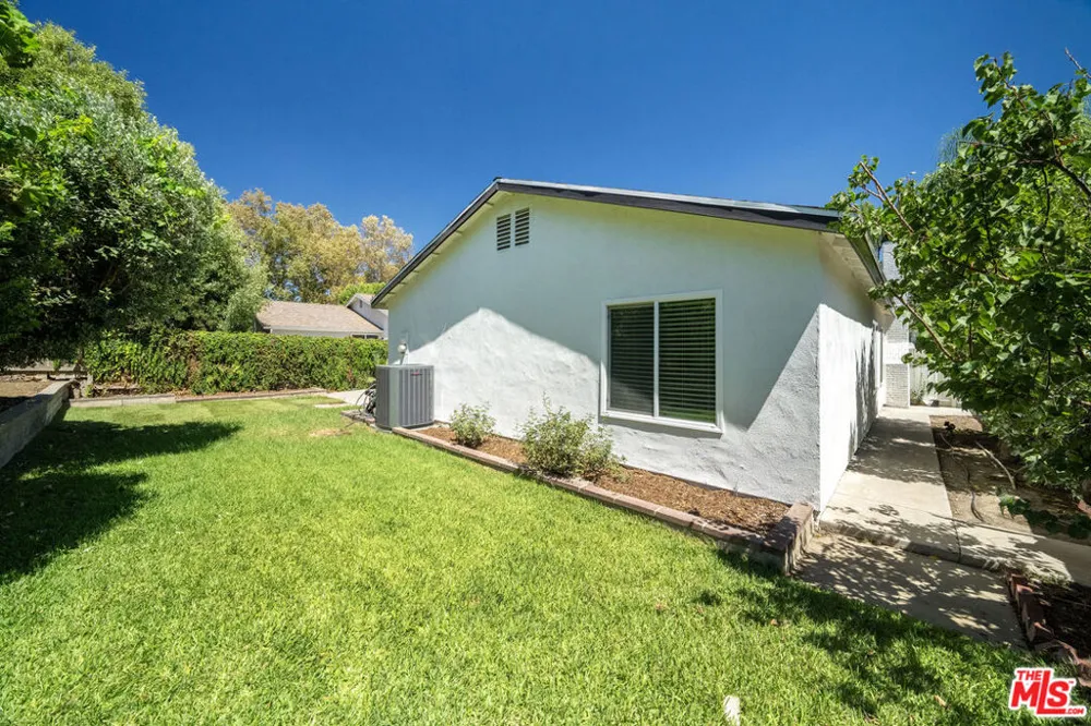 25347 Via Oriol Santa Clarita, CA 91355