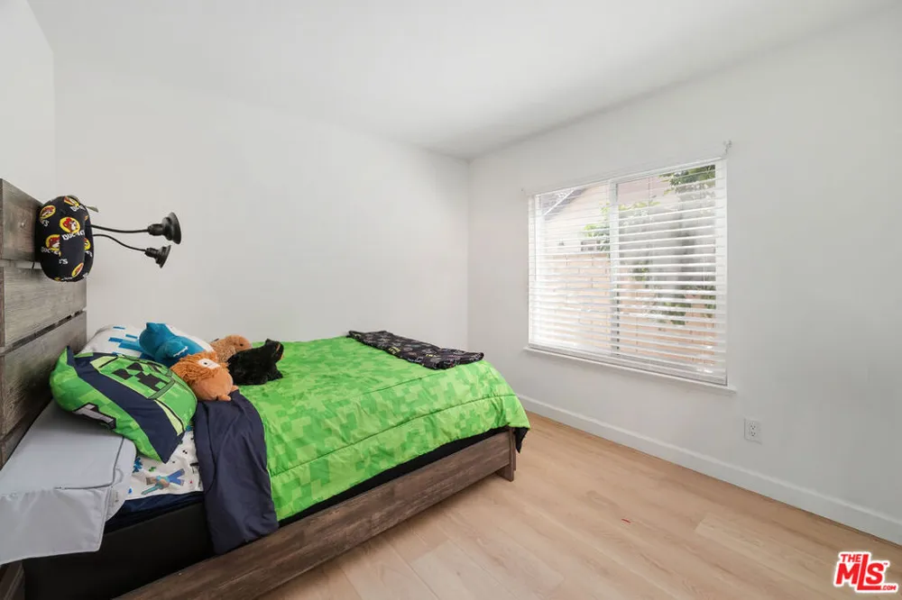 25347 Via Oriol Santa Clarita, CA 91355