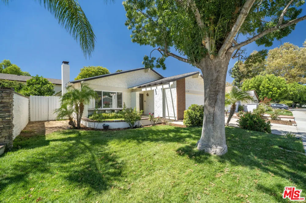 25347 Via Oriol Santa Clarita, CA 91355