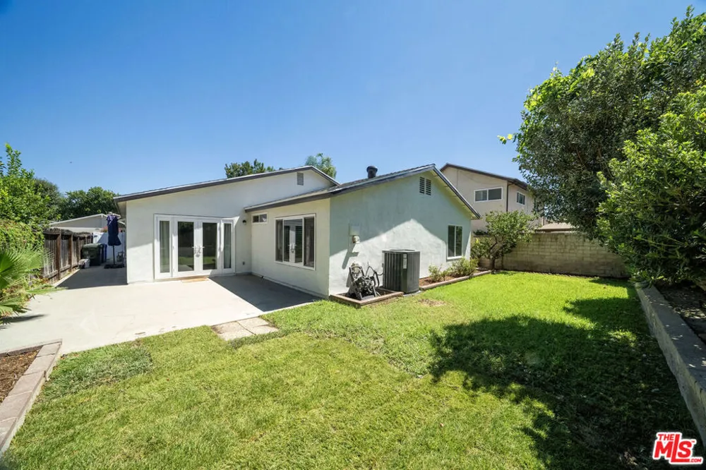 25347 Via Oriol Santa Clarita, CA 91355