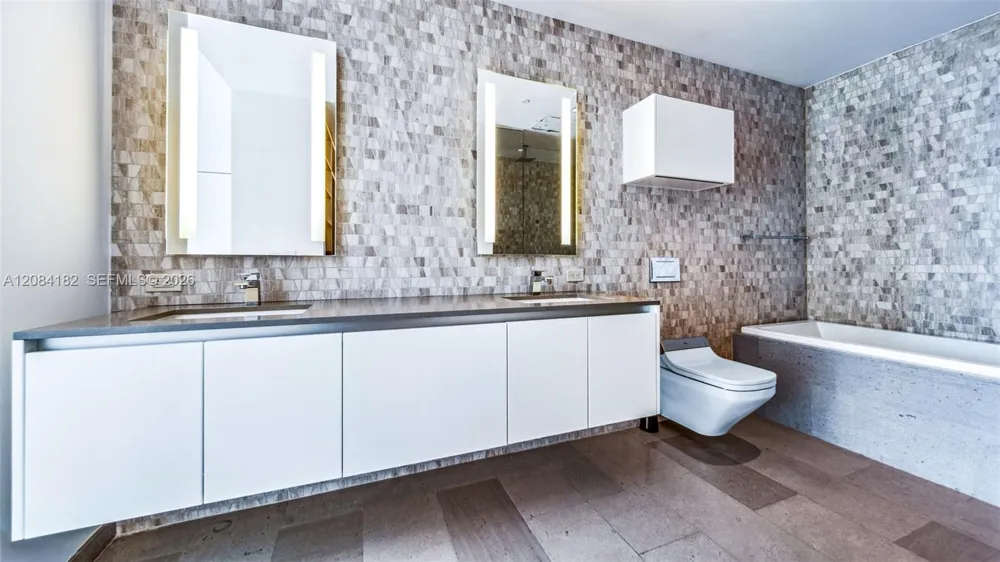 68 SE 6th St #1605 Miami, FL 33131