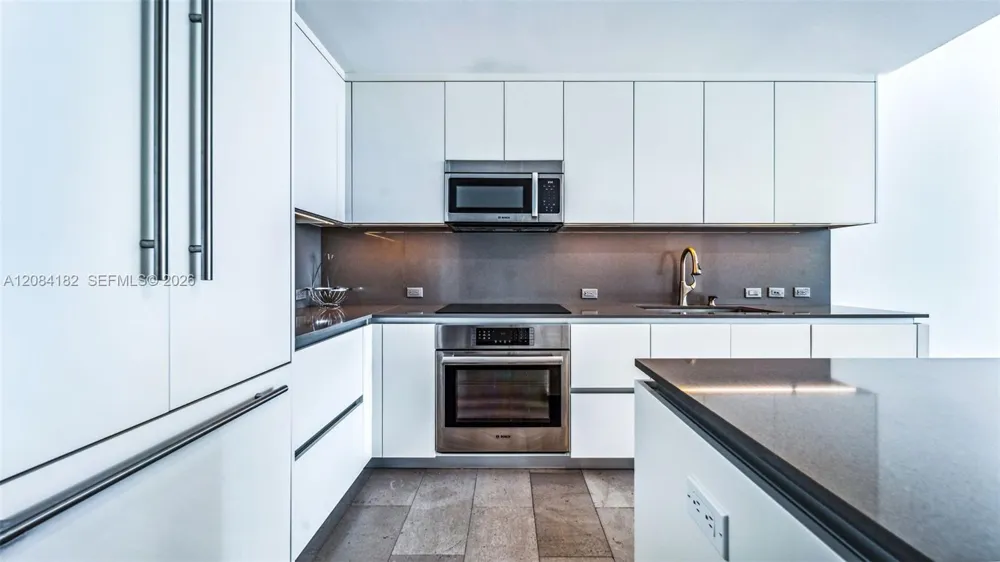 68 SE 6th St #1605 Miami, FL 33131