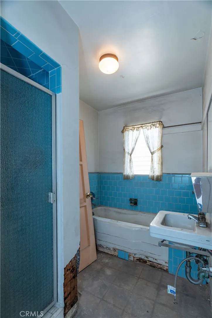 16023 S Manhattan Place Gardena, CA 90247