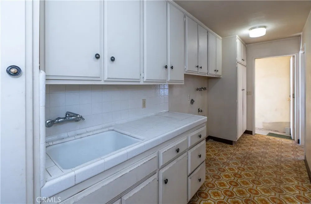 16023 S Manhattan Place Gardena, CA 90247