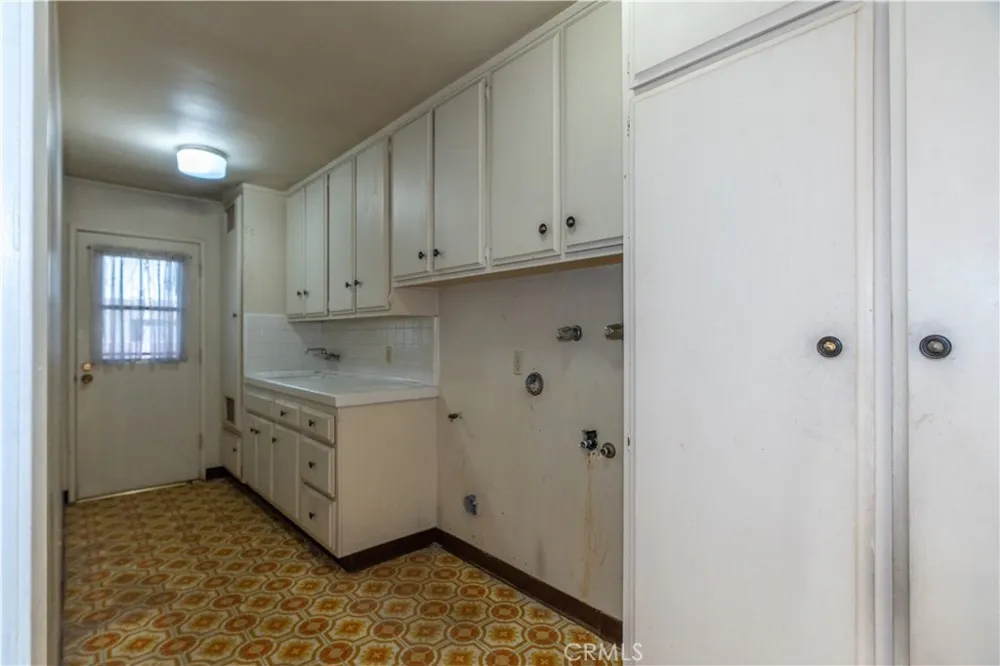 16023 S Manhattan Place Gardena, CA 90247