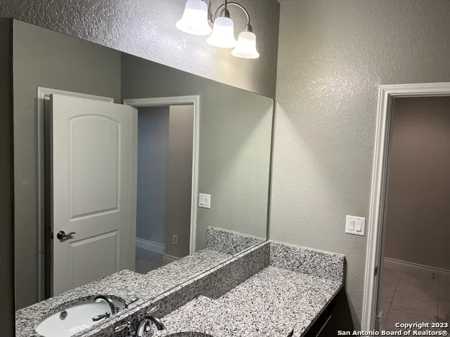 105 ESSLEMONT Boerne, TX 78015