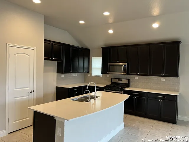 105 ESSLEMONT Boerne, TX 78015