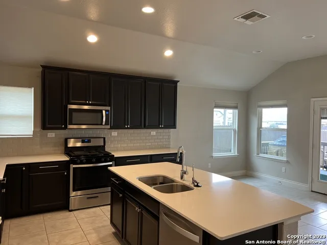 105 ESSLEMONT Boerne, TX 78015