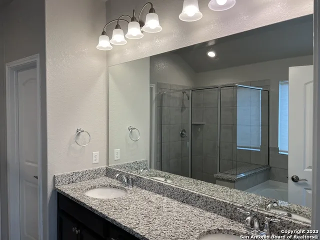 105 ESSLEMONT Boerne, TX 78015