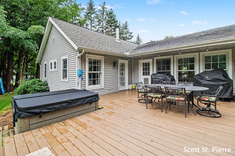 6635 S Shore Drive Whitehall, MI 49461