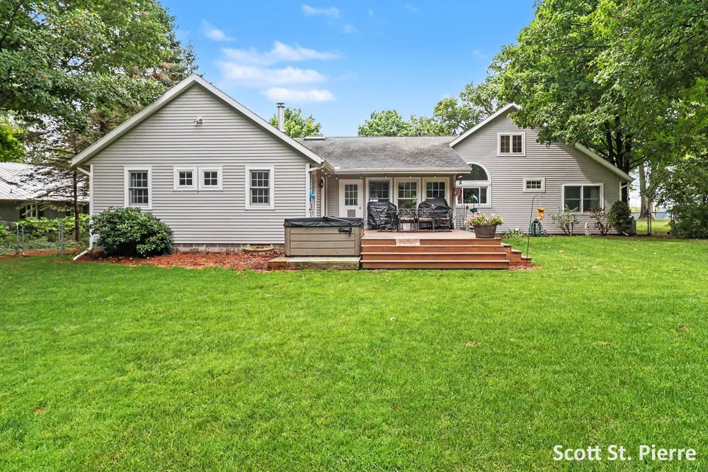 6635 S Shore Drive Whitehall, MI 49461