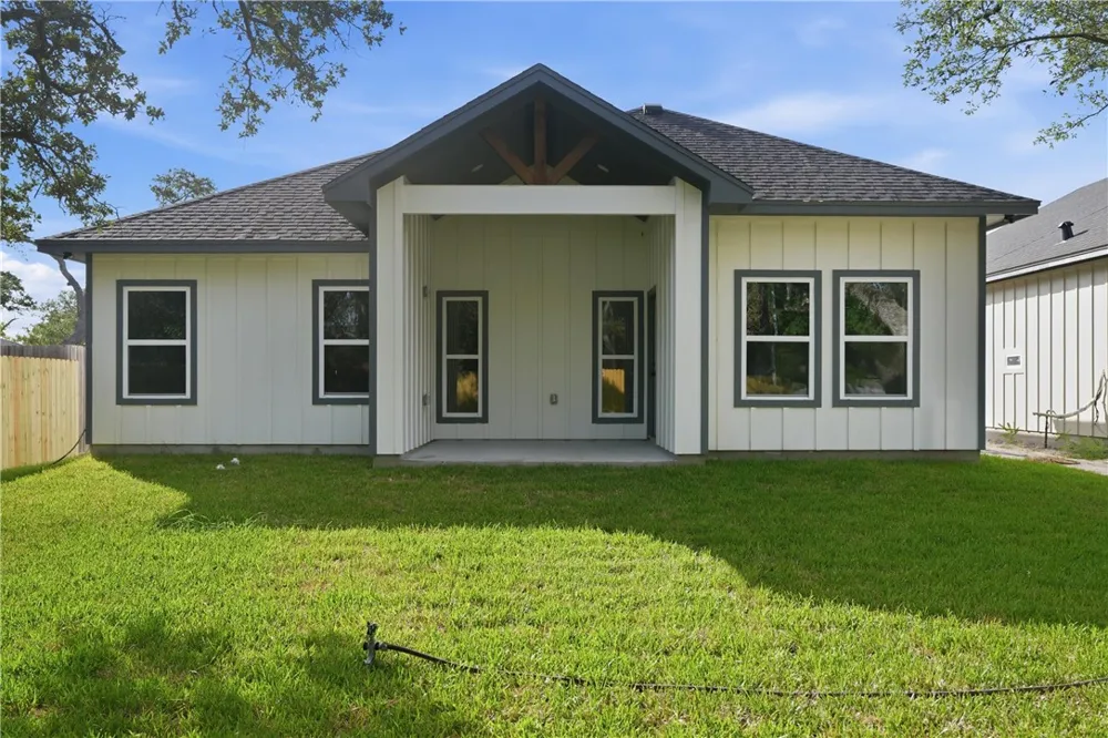 1041 S MCCAMPBELL Aransas Pass, TX 78336