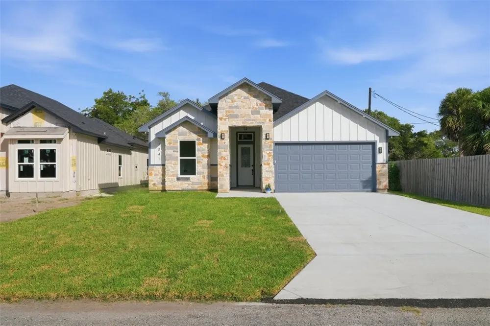 1041 S MCCAMPBELL Aransas Pass, TX 78336