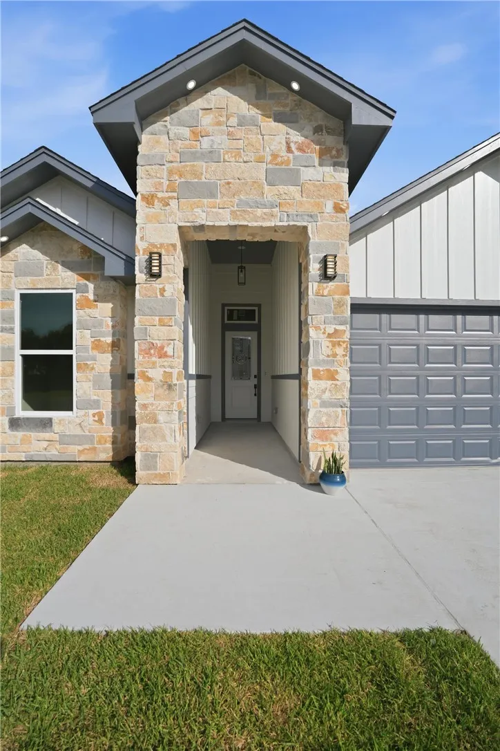 1041 S MCCAMPBELL Aransas Pass, TX 78336