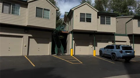 980 Lakepoint Drive #4