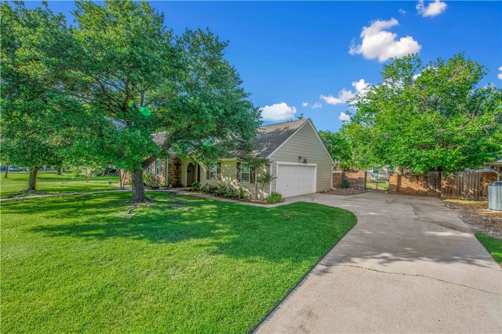 3711 Sunnybrook Lane Bryan, TX 77802