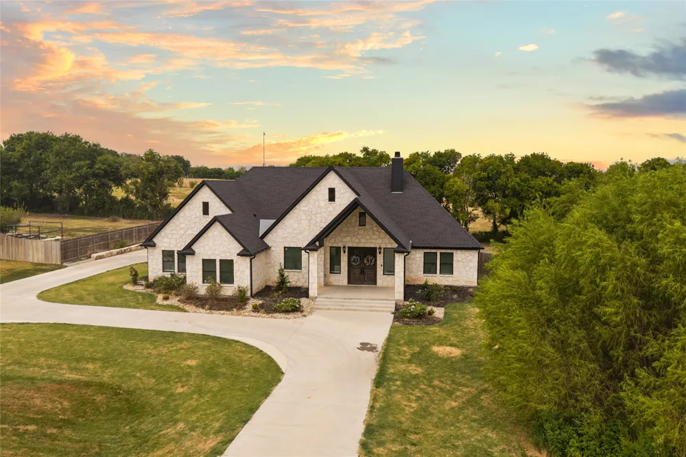 240 Royals Ranch Road Lorena, TX 76655