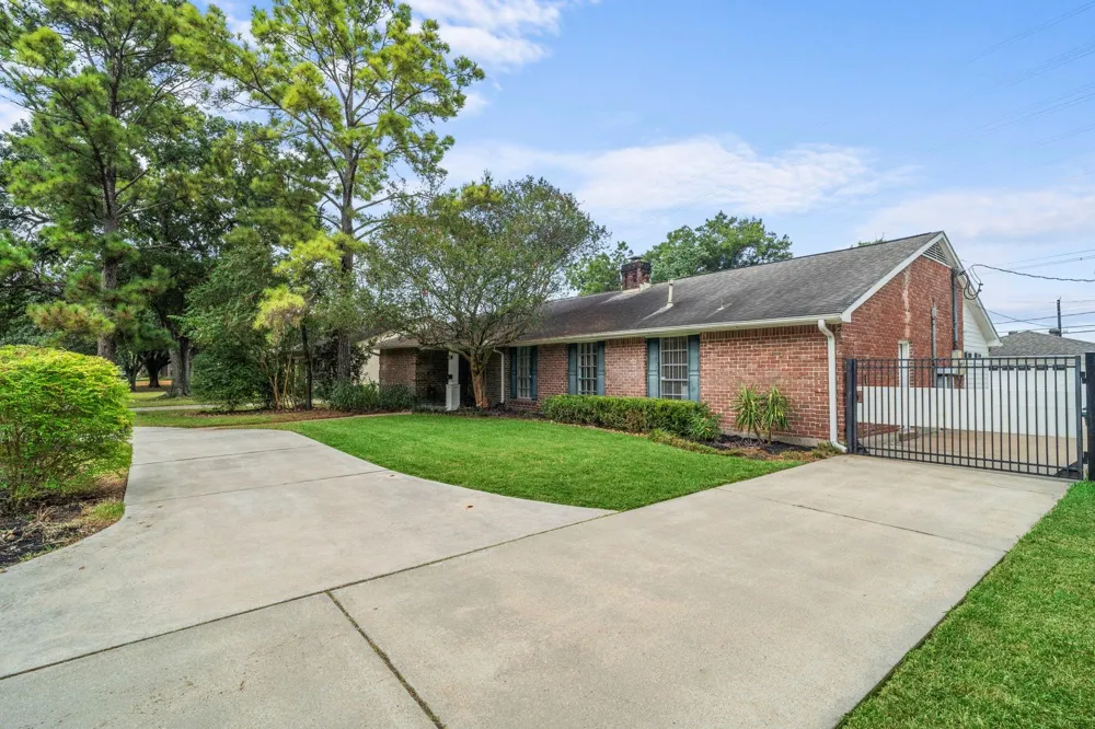 6102 Redding Road Houston, TX 77036