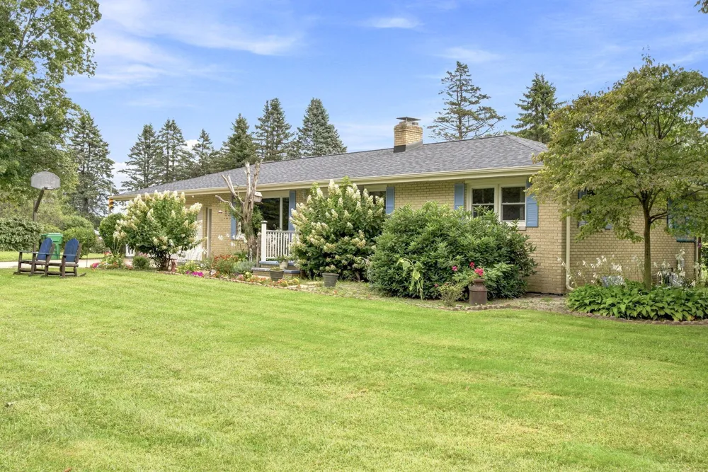 9557 Cleveland Avenue Baroda Township, MI 49101
