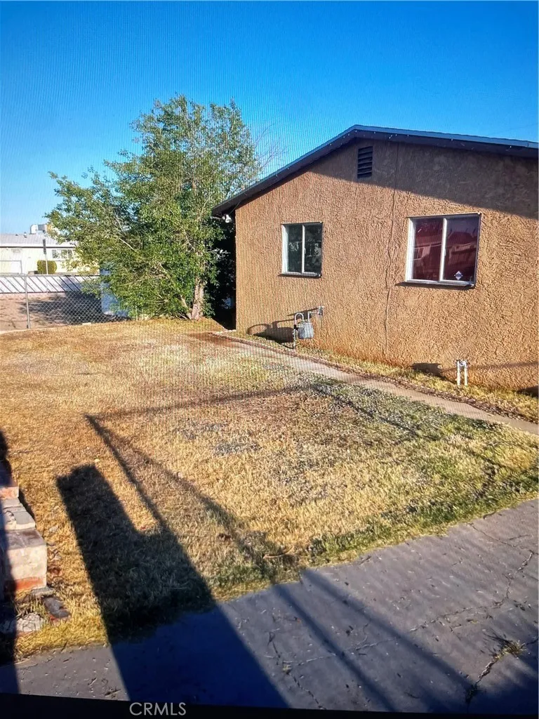 944 E Elizabeth Barstow, CA 92311