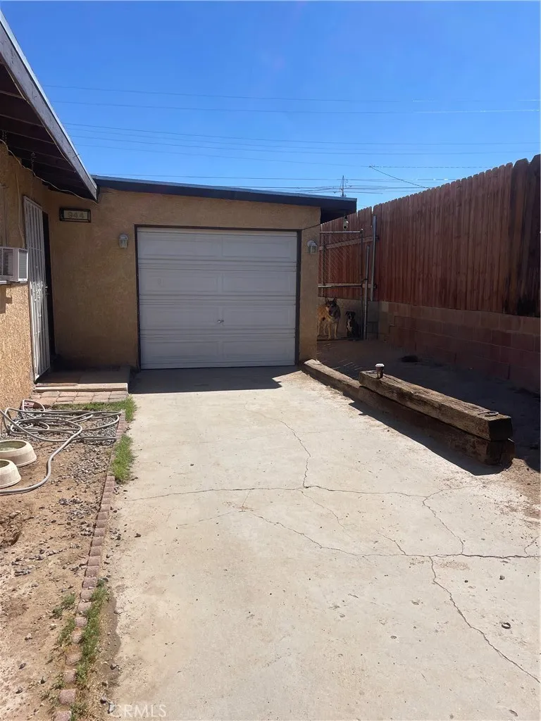 944 E Elizabeth Barstow, CA 92311