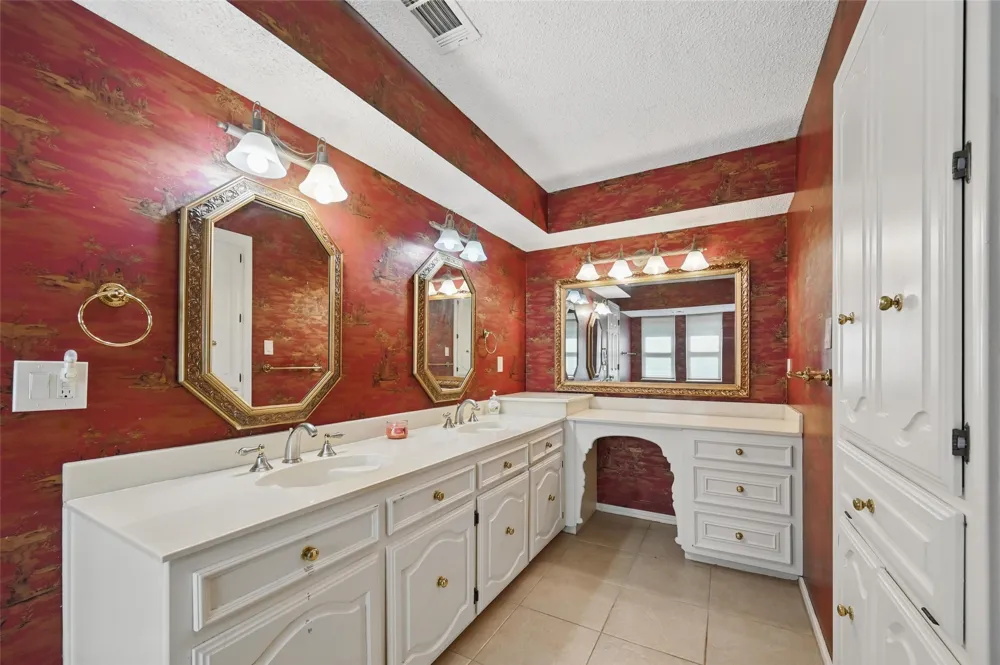 9719 Amberley Drive Dallas, TX 75243