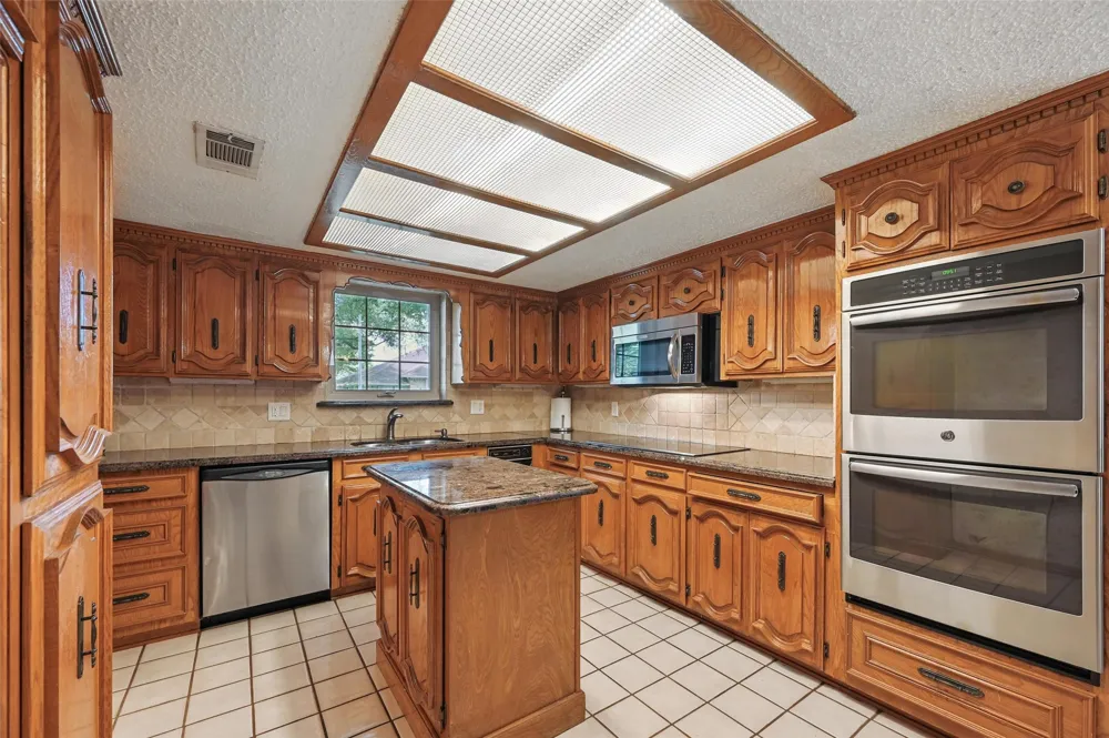 9719 Amberley Drive Dallas, TX 75243