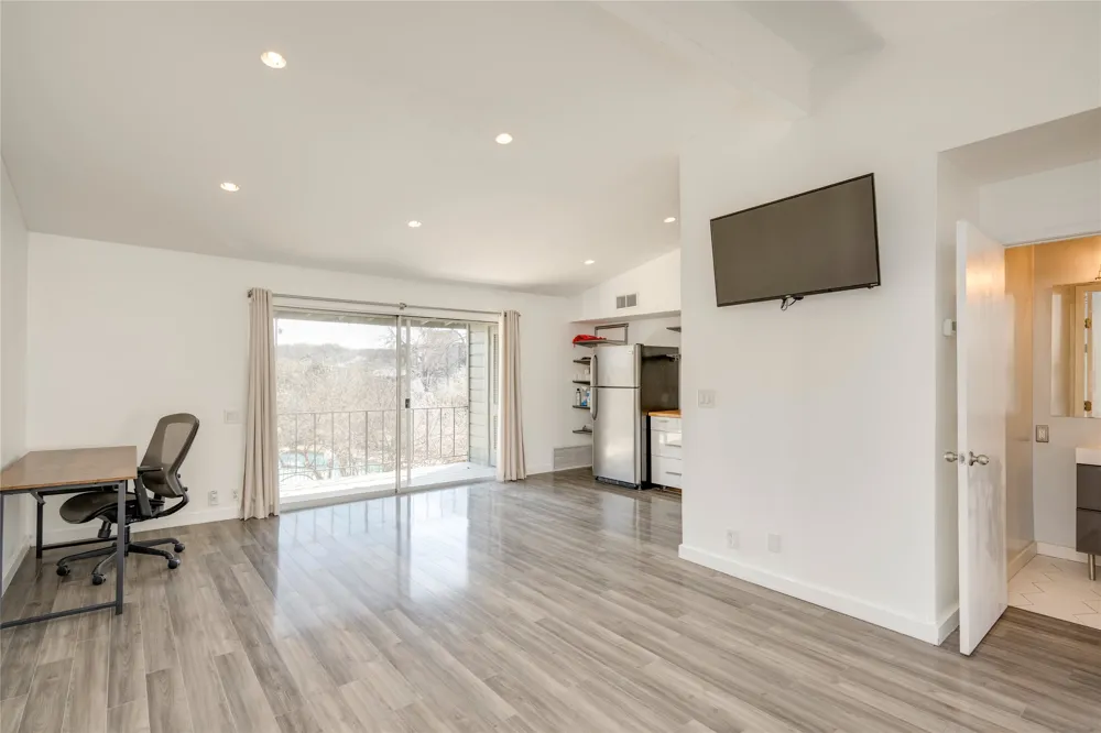 1304 Mariposa Drive #214 Austin, TX 78704